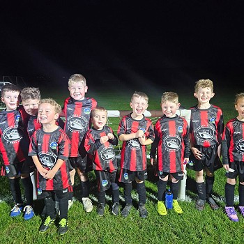 llun tîm pêl-droed yn y gêm gyda'r nos