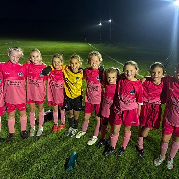 tîm pêl-droed merched yn eu citiau