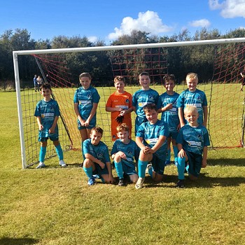 tîm pêl-droed y dyffryn yn sefyll yn y gôl