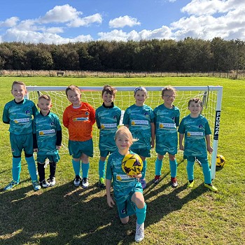 tîm pêl-droed iau ar y cae